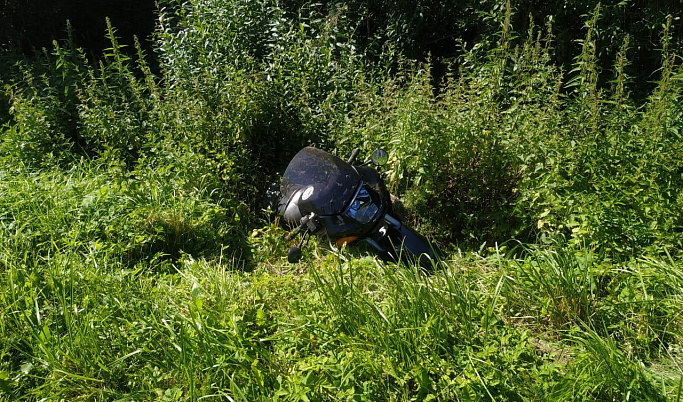 Мотоциклист не справился с управлением и вылетел в кювет в Тверской области