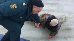 Провалившегося под лед рыбака спасли в Тверской области