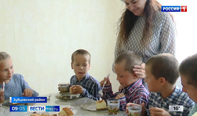 В экодеревне в Тверской области семья Богачевых воспитывает 16 детей 