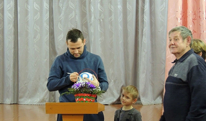 Александр Кержаков посетил школу-интернат в Тверской области