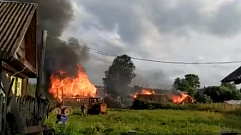 В сети появилось видео ужасного пожара в Тверской области, который разрушил два дома