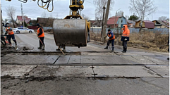В Твери начали ремонтировать железнодорожный переезд в Заволжском районе