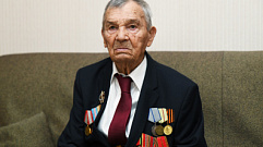 Игорь Руденя поздравил ветерана Арсения Сухопарова со столетием