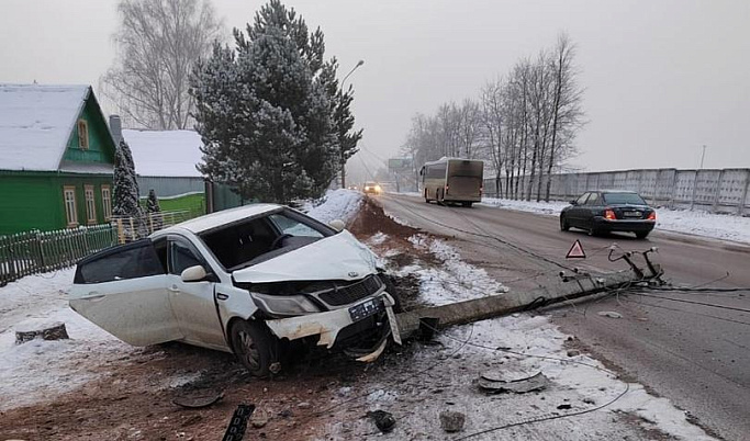 Иномарка снесла опору ЛЭП во Ржеве