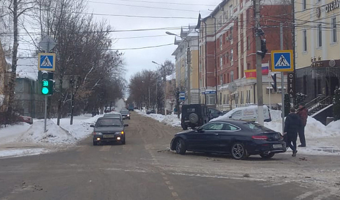 В ДТП на перекрестке в Заволжском районе Твери пострадал водитель «Мерседеса»
