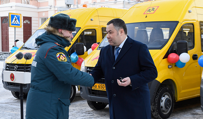Игорь Руденя передал школам Тверской области 39 автобусов и новую спецтехнику пожарным частям