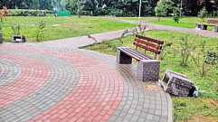 В Тверской области вандалы перевернули урны и унесли с собой ограждение детской площадки