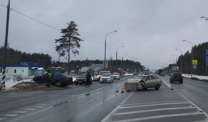 Двух мужчин доставили в больницу после ДТП в Вышневолоцком районе