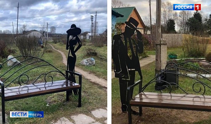 Леди и джентльмен украсили скамейки в Тверской области  