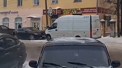 В Заволжском районе Твери из-под асфальта бьется кипяток