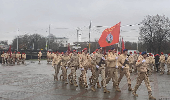 В Твери молодежь прошла маршем у Обелиска Победы в честь годовщины военного парада на Красной площади
