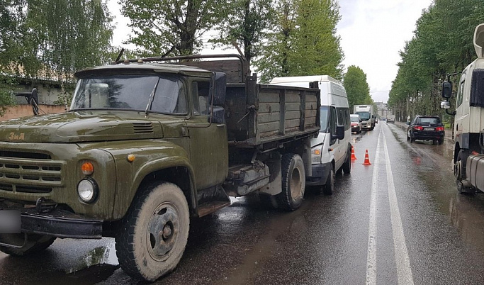 Микроавтобус врезался в грузовик в Твери