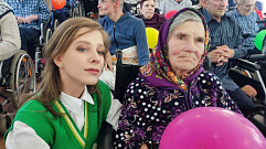 Лиза Арзамасова и Родион Газманов выступили перед пожилыми людьми в Тверской области 