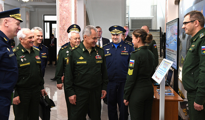 Курсанты академии ВКО рассказали Сергею Шойгу и Игорю Рудене о своих военно-научных разработках