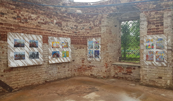 Выставка детских рисунков открылась в полуразрушенном храме под Тверью