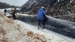 В Калининском районе устраняют последствия от свалки твердых отходов