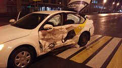 В Твери автомобиль такси спровоцировал аварию