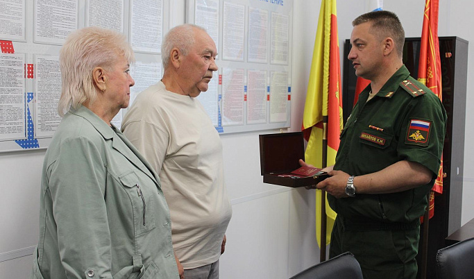 Родителям погибшего на спецоперации Романа Смирнова из Тверской области вручили орден Мужества