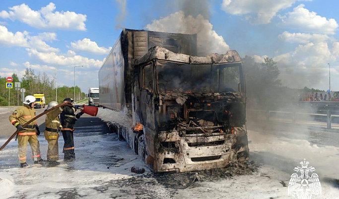 Фура загорелась на дороге в Торжокском районе
