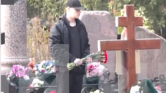 Перед концертом в Твери певец SHAMAN посетил могилу Михаила Круга