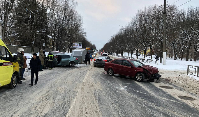 На Санкт-Петербургском шоссе в Твери столкнулись три автомобиля