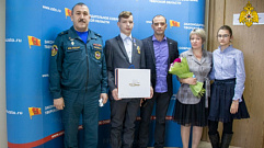 Спасшего тонувших детей 15-летнего юношу наградили в Тверской области