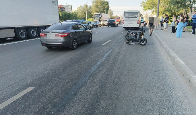 В Твери мужчина упал со скутера на скользкой дороге