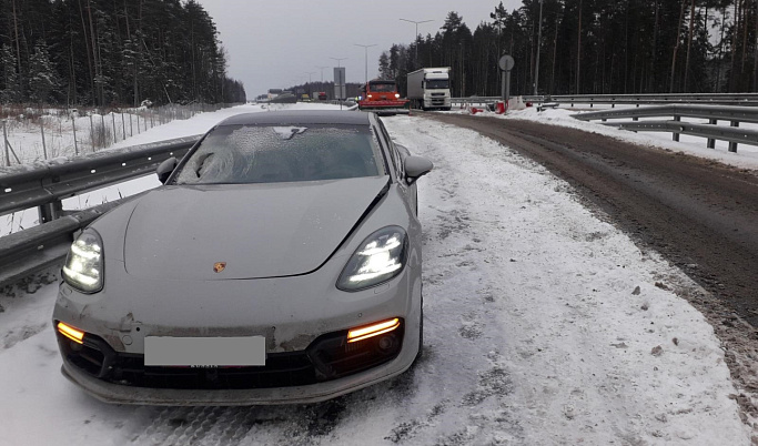 В Тверской области Porsche протаранил две фуры и сбил пешехода