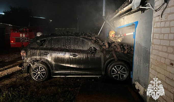 Огнеборцы спасли автомобиль из горящего гаража в Торжке