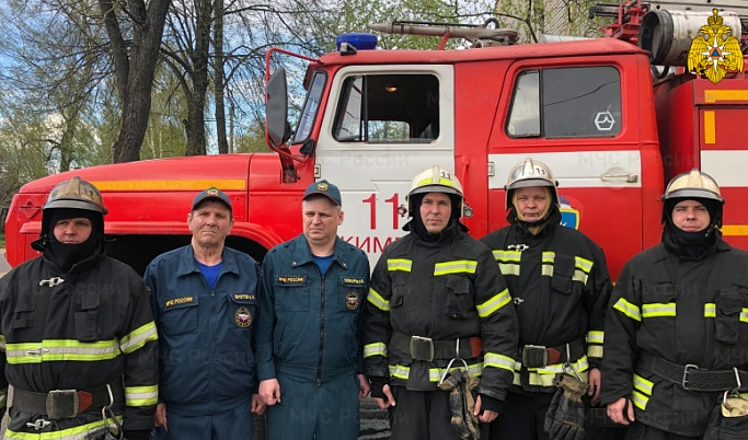 В Тверской области спасатели вывели пенсионерку из горящей квартиры