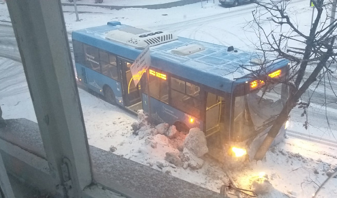 В Твери за утро произошли две аварии с тремя автобусами