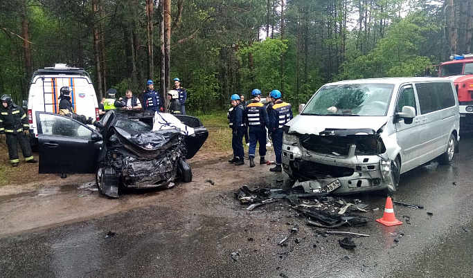 В Твери в ДТП с микроавтобусом погибла автоледи, еще двое пострадали