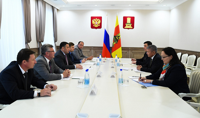 Игорь Руденя провел встречу с Чрезвычайным и Полномочным Послом Кыргызской Республики в РФ Аликбеком Джекшенкуловым