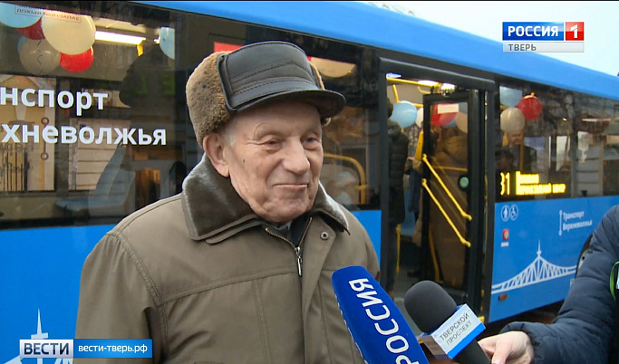 «Новогодний автобус» бесплатно покатает жителей Твери по городу 