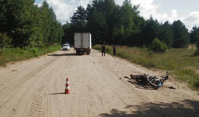 13-летний мотоциклист врезался в грузовик в Тверской области