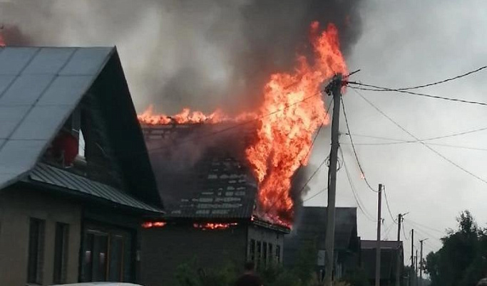 В Бежецке из-за удара молнии сгорел деревянный жилой дом