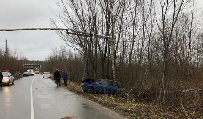 В Тверской области водитель на ВАЗе протаранил опору газовой трубы и травмировал двух подростков
