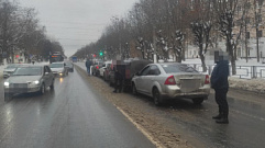 «Паровозик» из пяти машин собрался на Петербургском шоссе в Твери