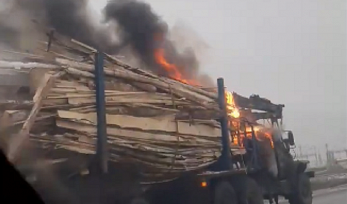 В Твери загорелся грузовик с горбылем