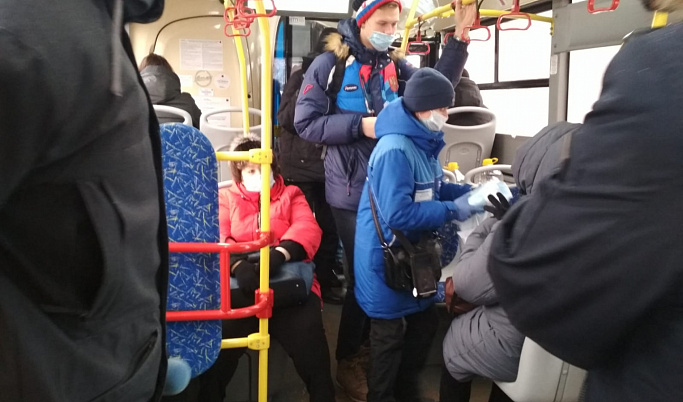 В Твери раздают маски пассажирам автобусов