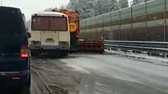 На М-11 в Тверской области столкнулись автобус и снегоуборочный автомобиль