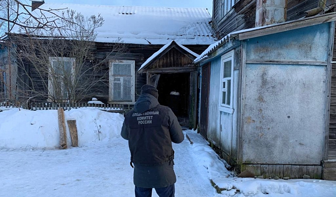 Из-за обвала крыши деревянного дома погибла женщина в Тверской области 