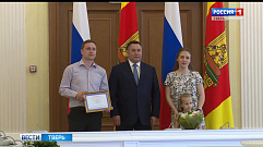 Игорь Руденя вручил многодетным семьям Тверской области сертификаты на жилье
