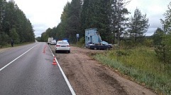 В Тверской области легковушка протаранила автобусную остановку, водитель погиб