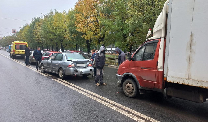 На Петербургском шоссе в Твери в массовом ДТП пострадали две женщины