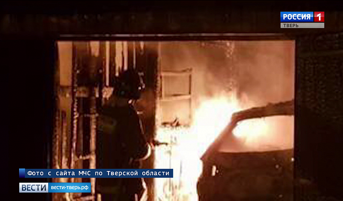 Сотрудники МЧС потушили пожар в поселке Оленино