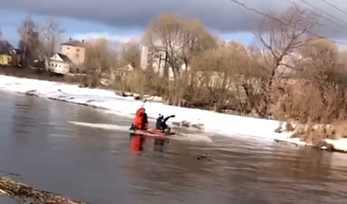 Двое мужчин из Тверской области покатались на льдине