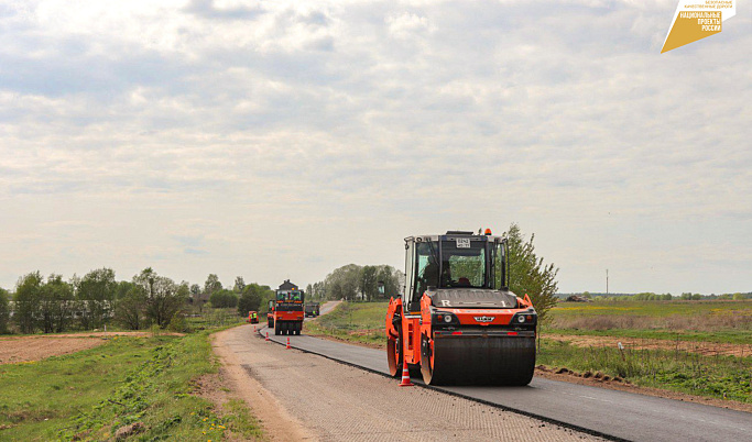 В Тверской области ремонтируют подъезды к селам
