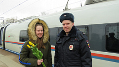 На железнодорожном вокзале в Твери полицейские вручают цветы женщинам