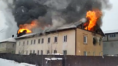В Пролетарском районе Твери днем загорелось производственное здание